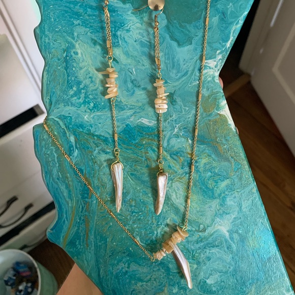 Shell dangle earrings and necklace - Picture 2 of 2